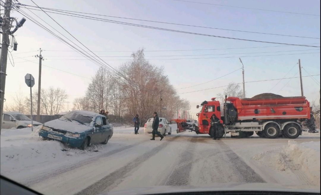 В Серове столкнулись "КамАЗ" и ВАЗ. Пострадала девочка