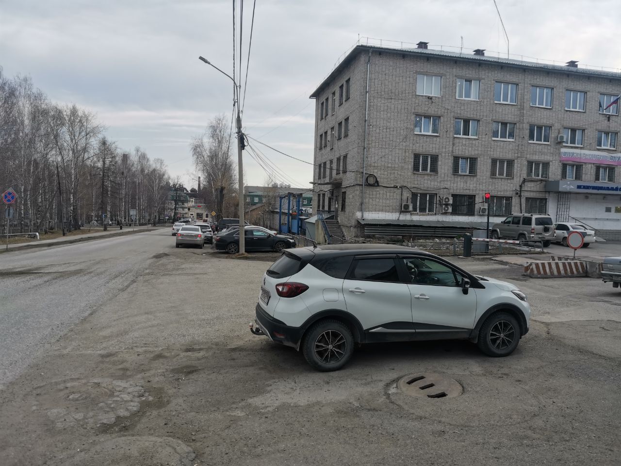У въезда на территорию полиции Серова запретят парковать автомобили