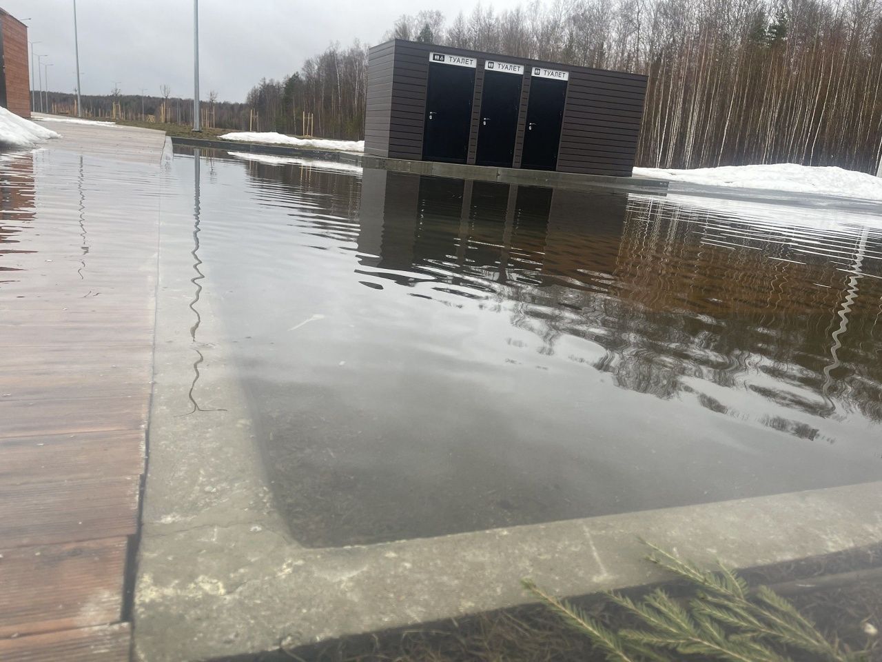 Засасывающая канава не справляется. Депутаты обсудили лужу в зоне отдыха на водохранилище