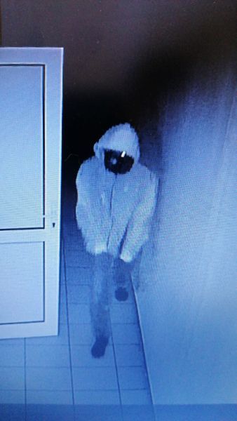 Житель Нижнего Тагила в маске и с монтировкой проник в офис и вынес из сейфа 1,2 миллиона рублей наличными