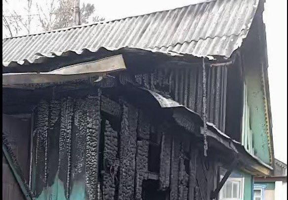 В саду под Серовом горел домик. Хозяйка благодарит огнеборцев и соседей за помощь