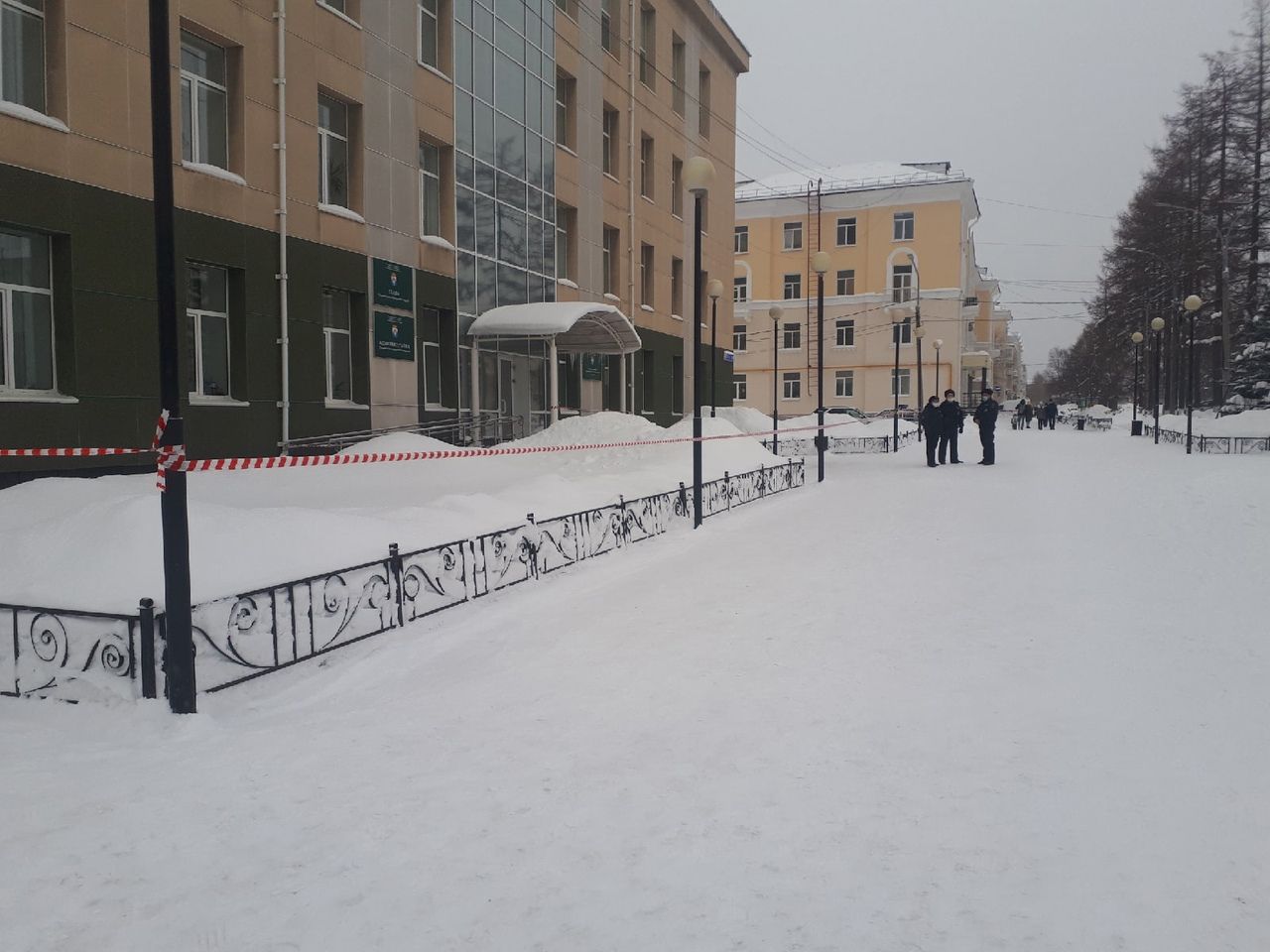 В день, когда в России проходили митинги, с мэрии Серова убирали снег. А полиция наблюдала за этим