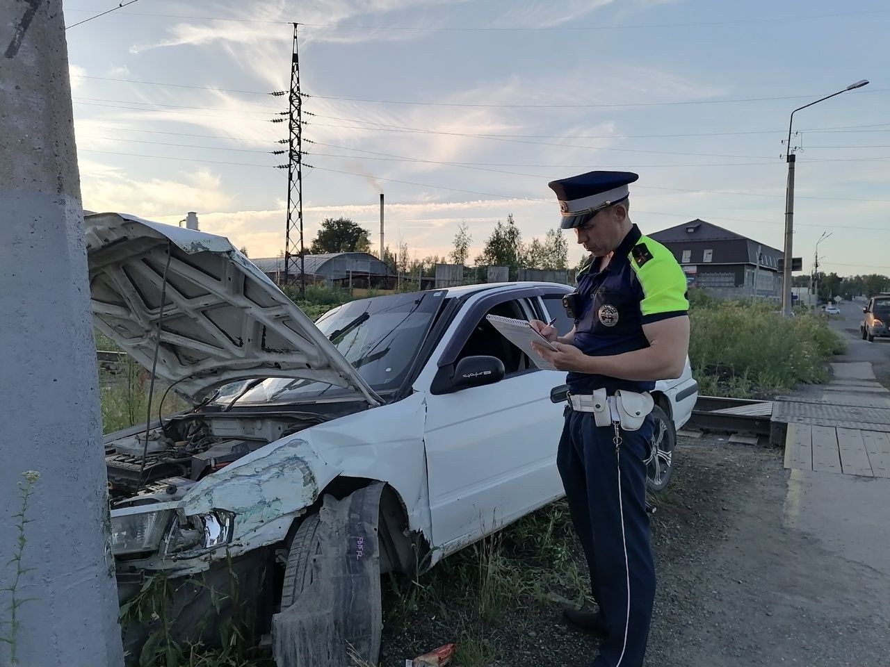 Бесправная автоледи въехала в столб на железнодорожном переезде в Серове и  получила травмы | Происшествия | СеровГлобус.ру