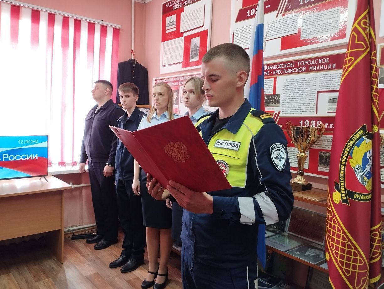 В Серове 7 молодых полицейских приняли присягу