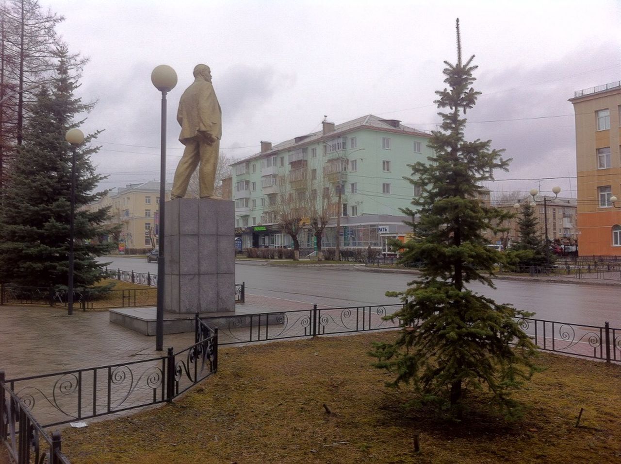 COVID. Серовские коммунисты возлагают цветы к памятнику Ленину. Поодиночке и в разное время