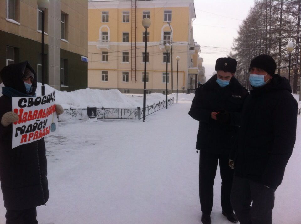Серовчанка встала в одиночный пикет в поддержку Алексея Навального