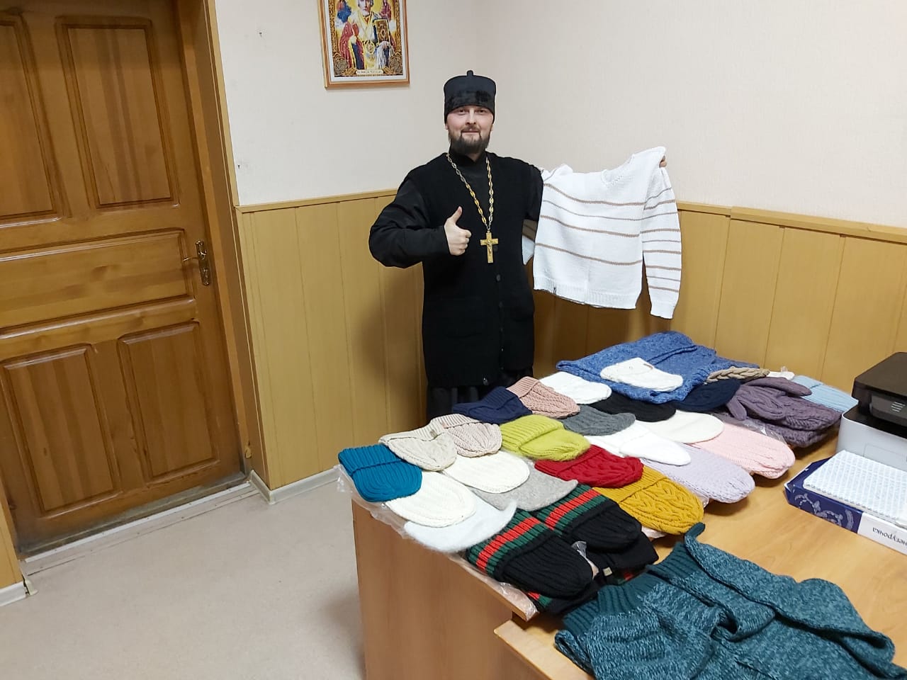 Жительница Иваново связала вещи для подопечных соцотдела Серовской епархии