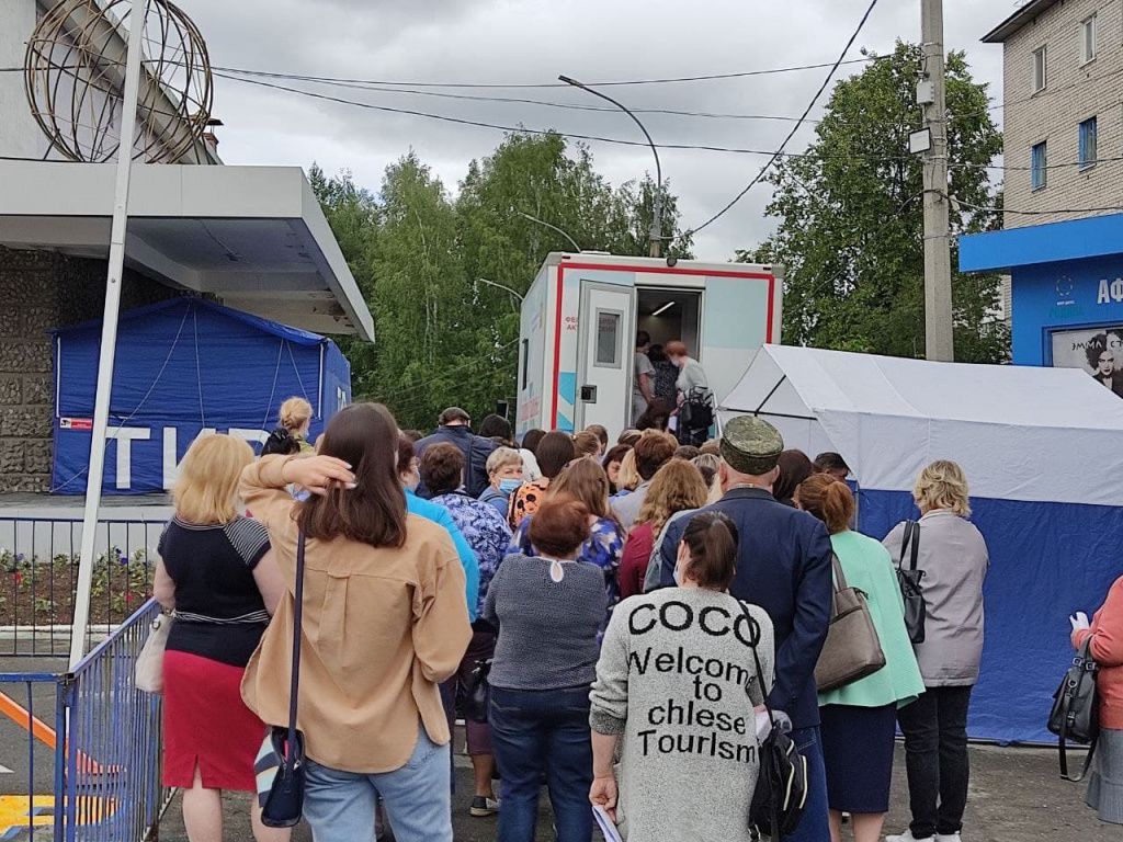 В выходные в Серове продолжится вакцинация от нового коронавируса - передвижной ФАП будет стоять у "Родины"