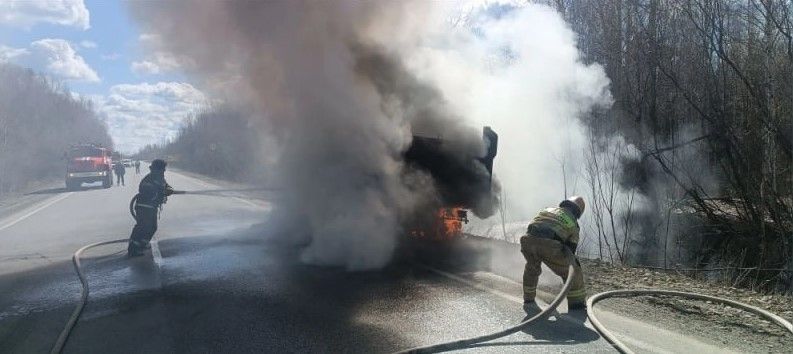 Загоревшийся на трассе под Серовом “КамАЗ” вез песок из Краснотурьинска в Верхотурье