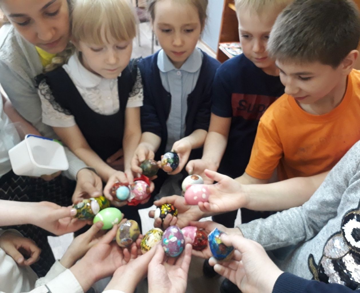 Перед Пасхой в детской библиотеке на Сортировке прошли мастер-классы по росписи яиц