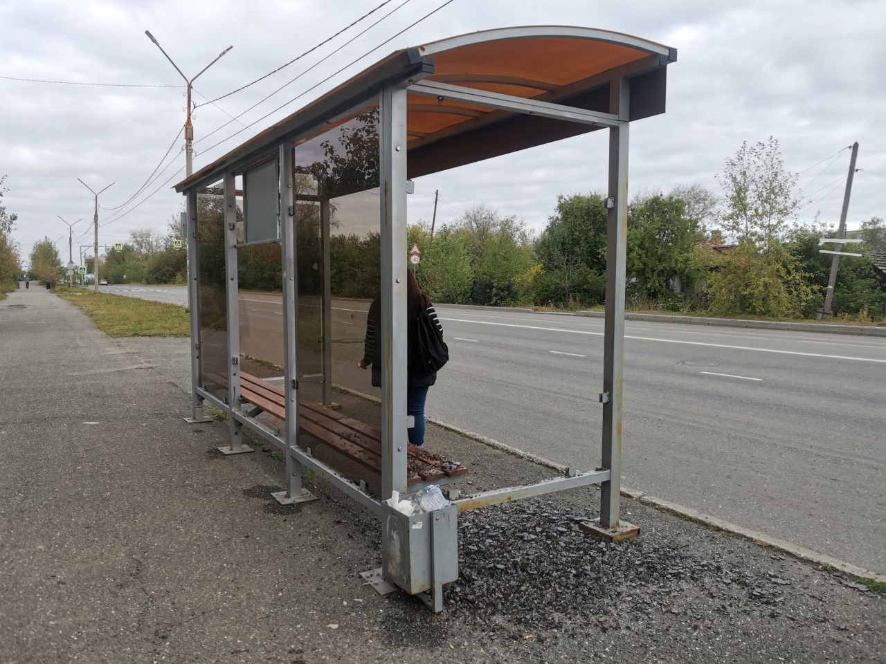 Разбито очередное стекло на автобусной остановке «Детский сад «Жемчужинка»  | Происшествия | СеровГлобус.ру