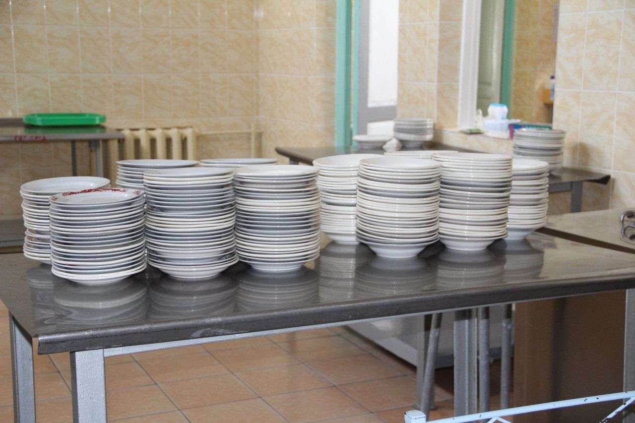 Сколько стоили обеды серовских школьников в начале 2025 года?