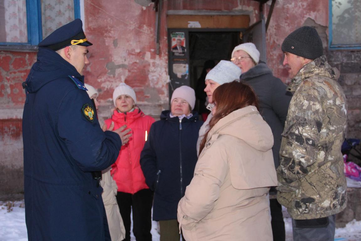 Провалившийся в опил слесарь, тараканы и вонь. В аварийном доме прокуратура Серова проводит проверку