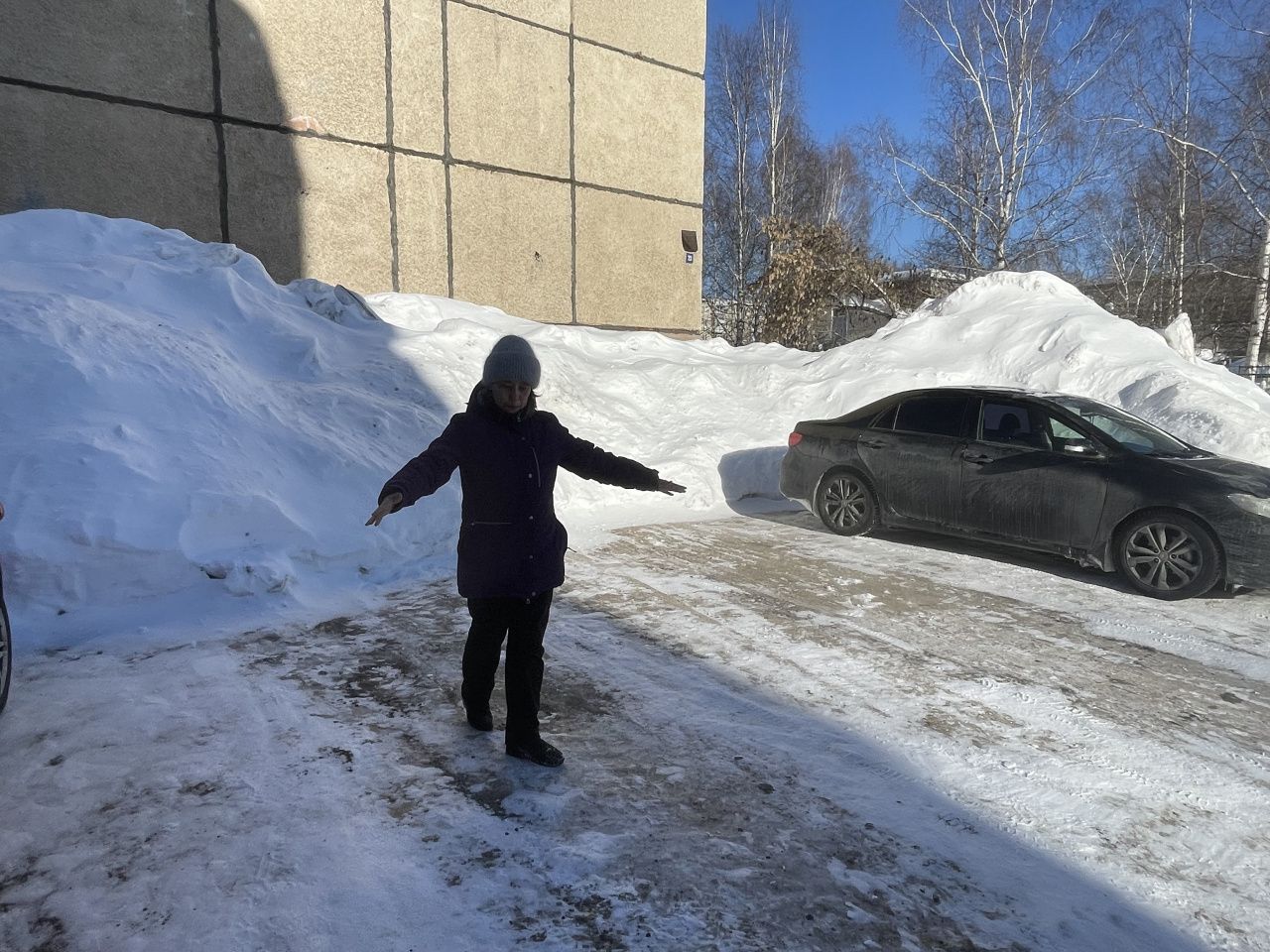 "Начал оскорблять, применять физическую силу". Спор с соседом из-за парковки обернулся обращением в полицию