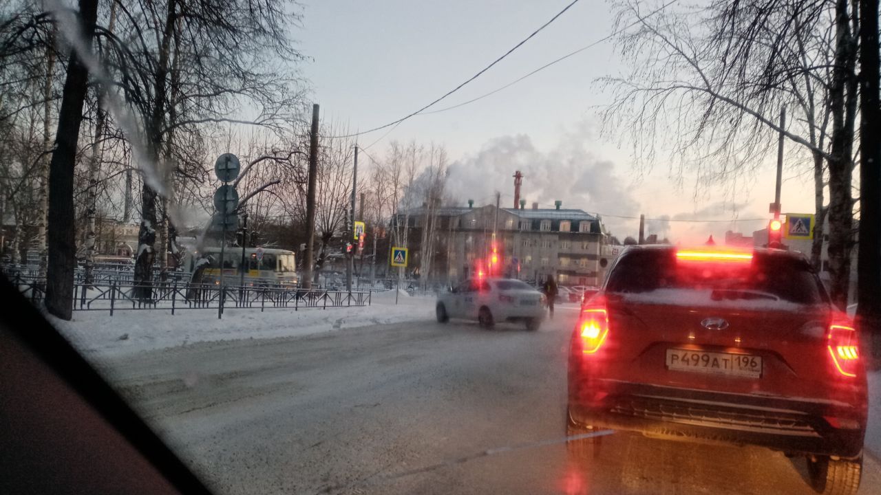 Полиция Серова второй день в одно и то же время блокирует движение по улице  Карла Маркса | Новости | СеровГлобус.ру