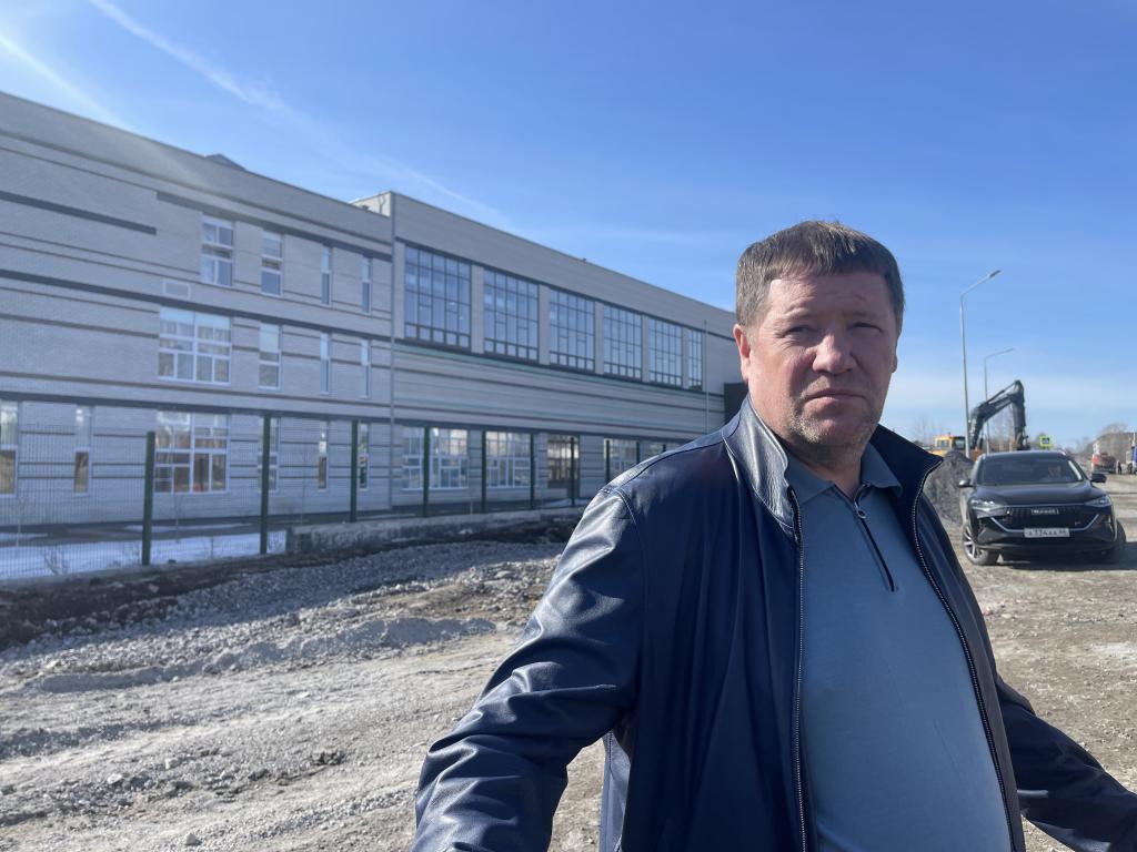 Школа - "шикарная". Дорогу - "осилим". Депутат Госдумы Сергей Бидонько посетил Серов