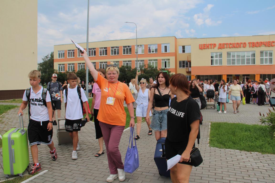 Юные серовчане уехали отдыхать на спортивную смену в “Веселый бор”
