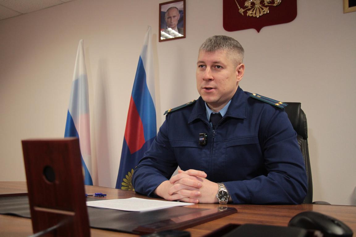 Про поездных хулиганов, краснокнижных осетров и контрабанду леса. Серовский транспортный прокурор подвел итоги 2025 года