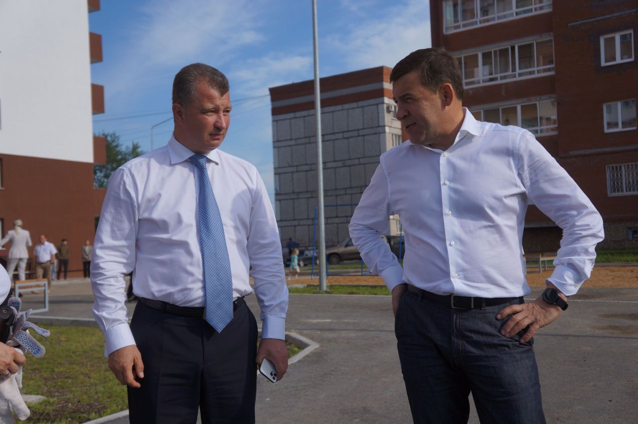 Губернатор Евгений Куйвашев приехал в Серов. Он посетил новостройку и встретился с семьей, готовящейся въехать в одну из квартир