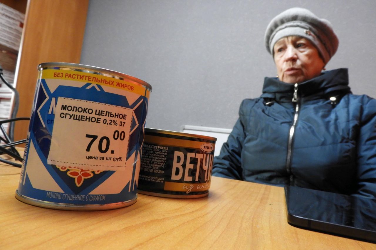 «Думала, подарок к 9 Мая». 96-летней жительнице Карпинска принесли пенсию и навязали консервы
