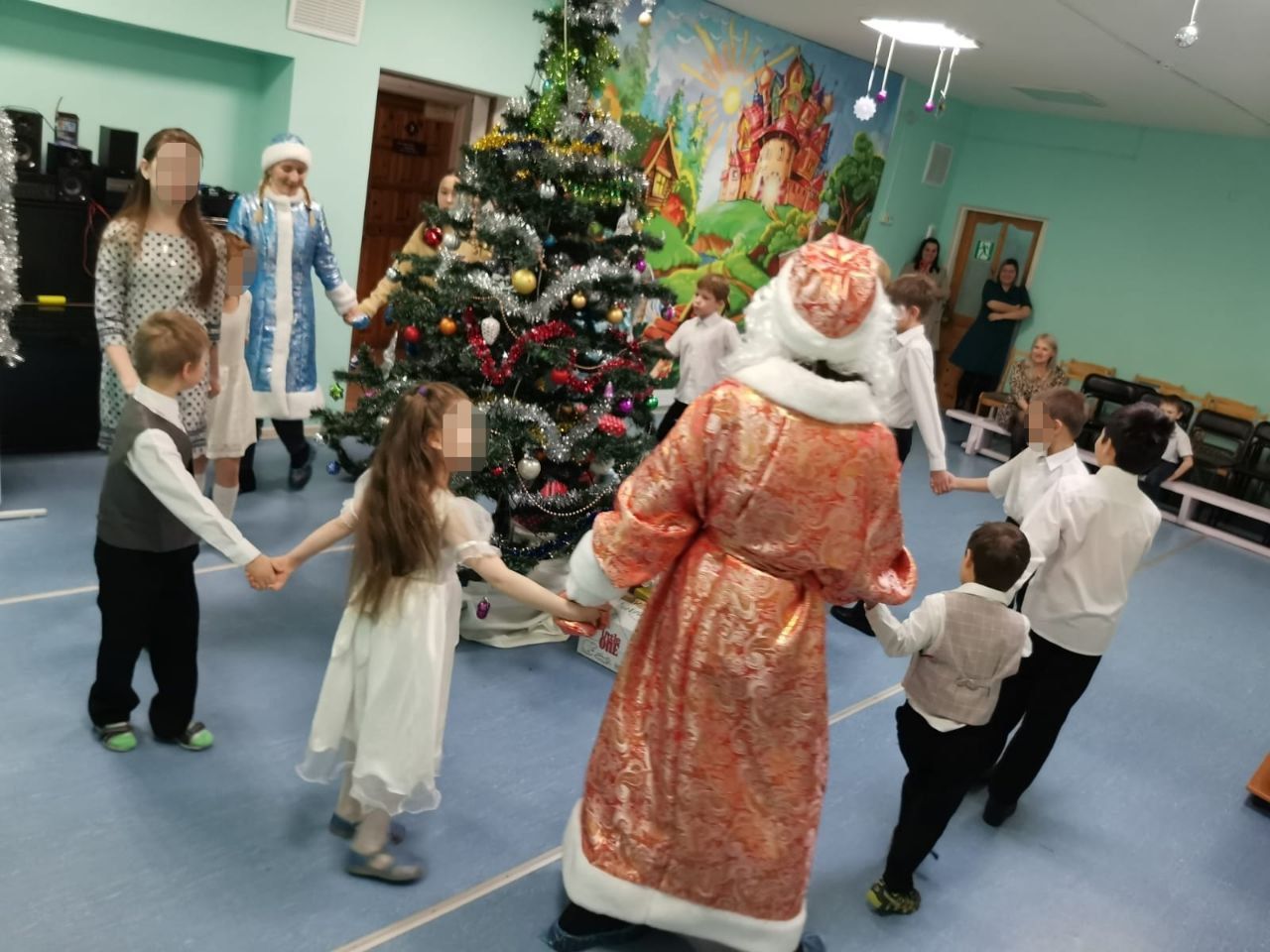Волонтеры первой школы организовали праздник для воспитанников серовского реабилитационного центра «Надежда»