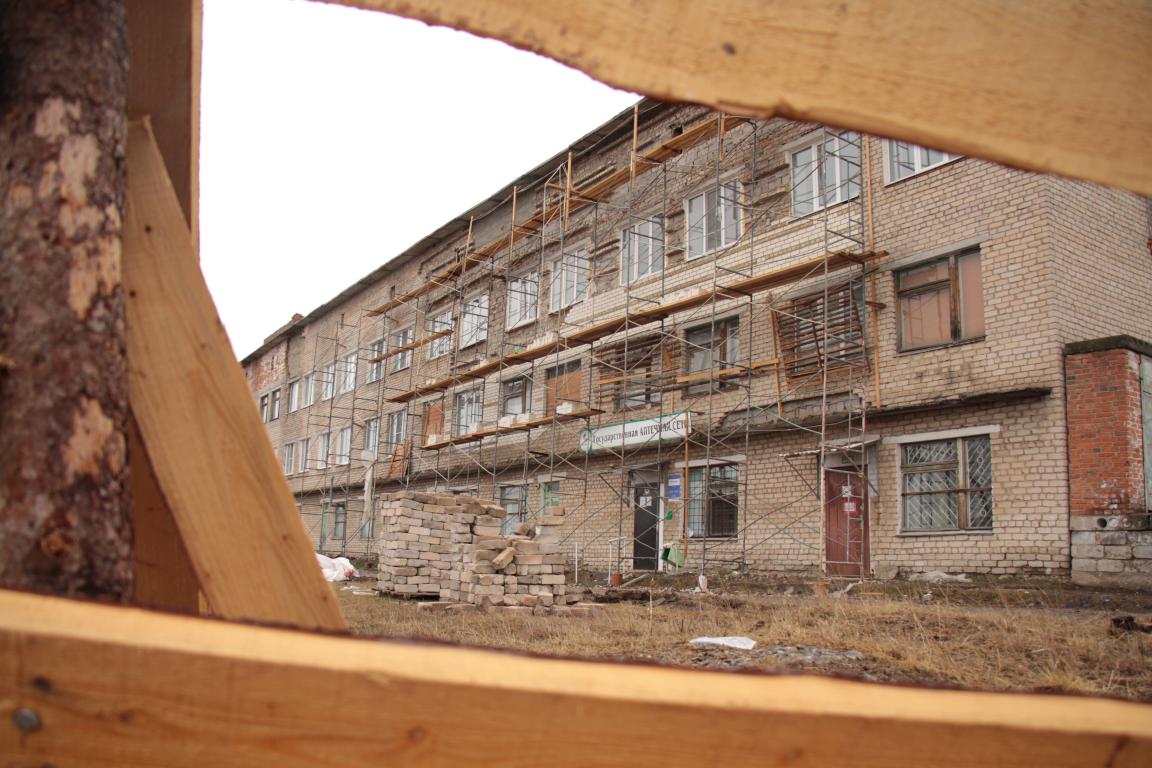 Реконструкция зданий фото. Забор территории поликлиники. Фотографию базилеевка здание больница. Больница в селе здание.