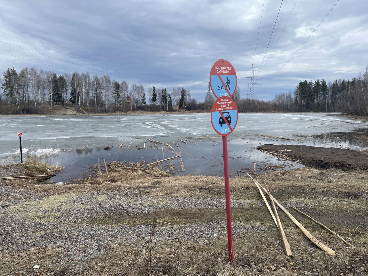 Серовчане пожаловались на захламленный горбылем городской пруд