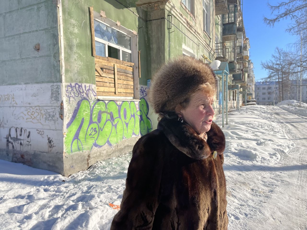 "На профилактический учет их поставить". Серовчанка недовольна подростками, которые крушат аварийный дом