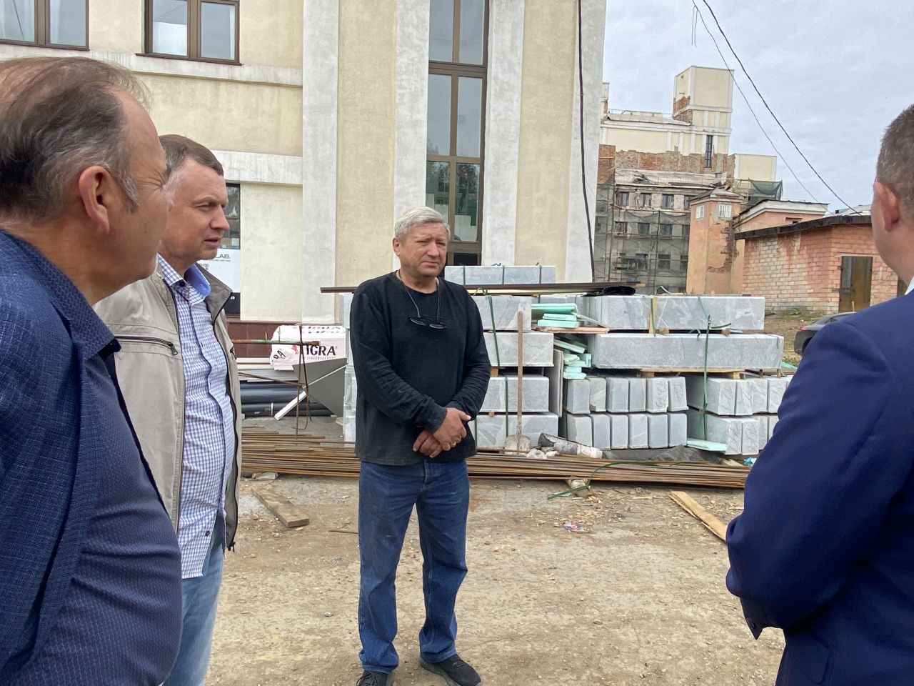 Подрядчик жалуется на нехватку рабочих рук при реконструкции фасада ДКМ
