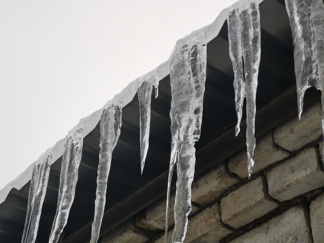 Серовчан предупреждают об опасности падения снега и льда с крыш зданий