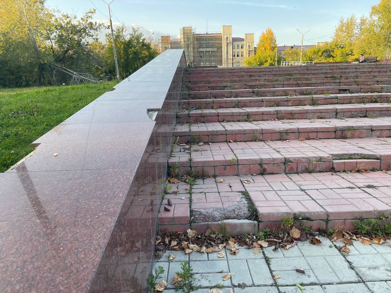 Депутаты обратили внимание на состояние ступеней на площади у Дворца культуры металлургов 