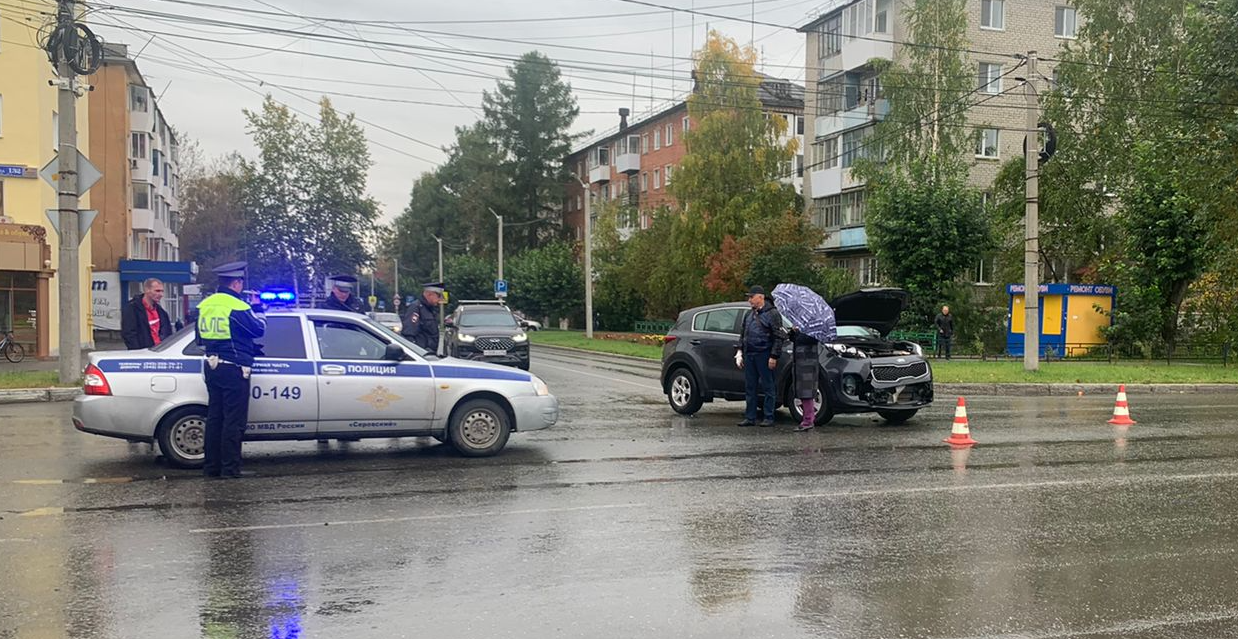 В центре Серова столкнулись «Киа Спортейдж» и «Нива Шевроле». Пострадало  трое