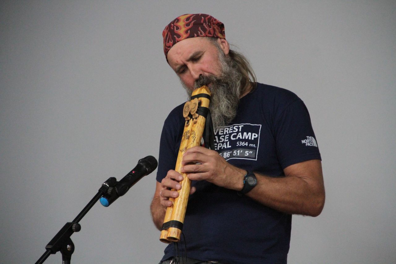 «Не все слышали, даже не все видели». Александр Туранов познакомил серовчан с хангом, диджериду и хрустальной арфой