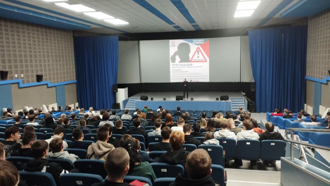 Руководство полиции Серова беседует  с горожанами о мошенниках