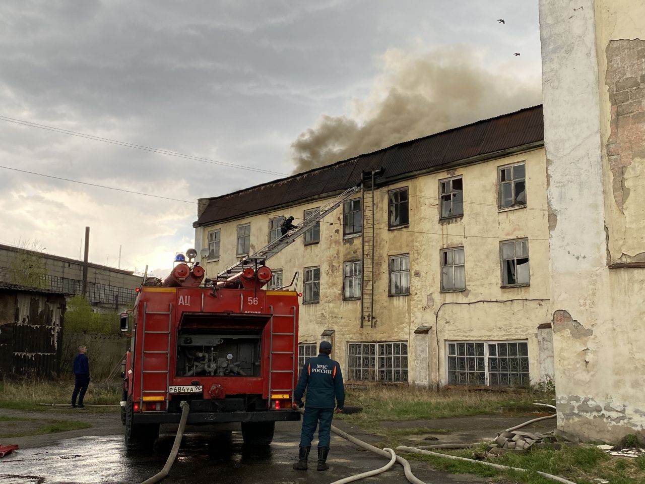 В Серове пожарные ликвидируют возгорание в пустом здании училища