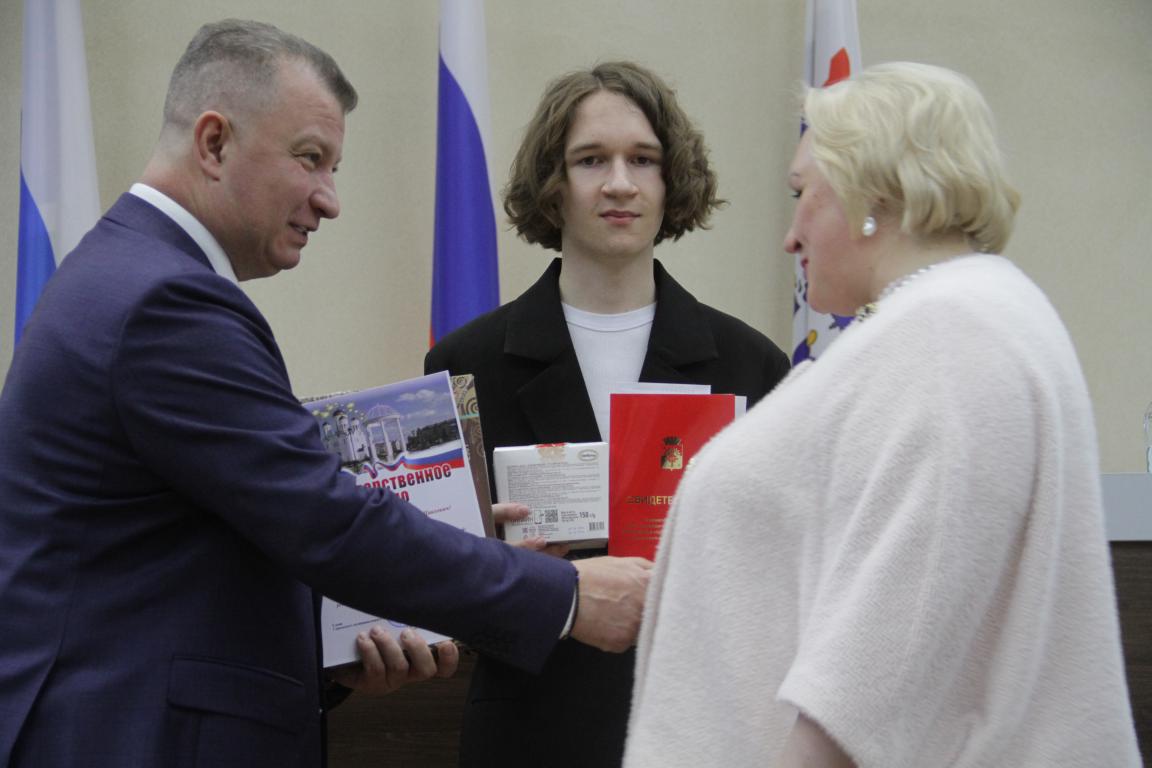 “Вы всегда идете вперед и находите себя”. Юным серовчанам вручили стипендии главы