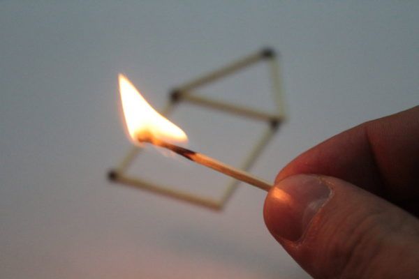 Полиция Серова проводит проверку по факту поджога подъезда жилого дома