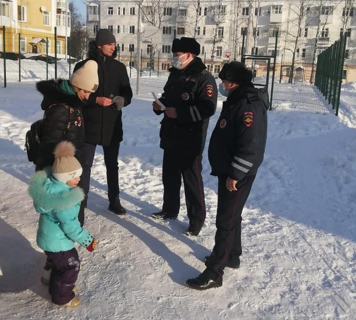 Сотрудники ГИБДД раздают во дворах Серова памятки по соблюдению правил дорожного движения