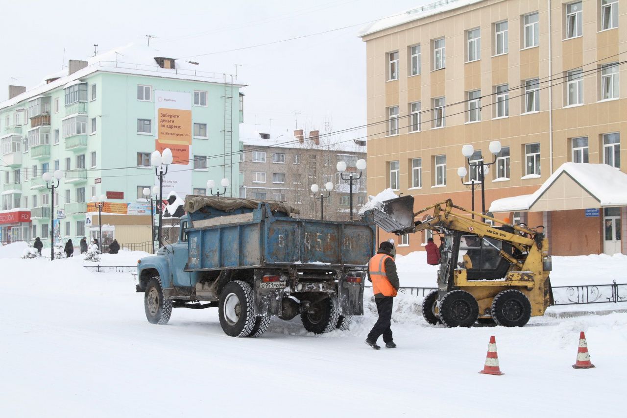 Определились подрядчики, которые займутся уборкой снега перед зданием и с крыши мэрии Серова