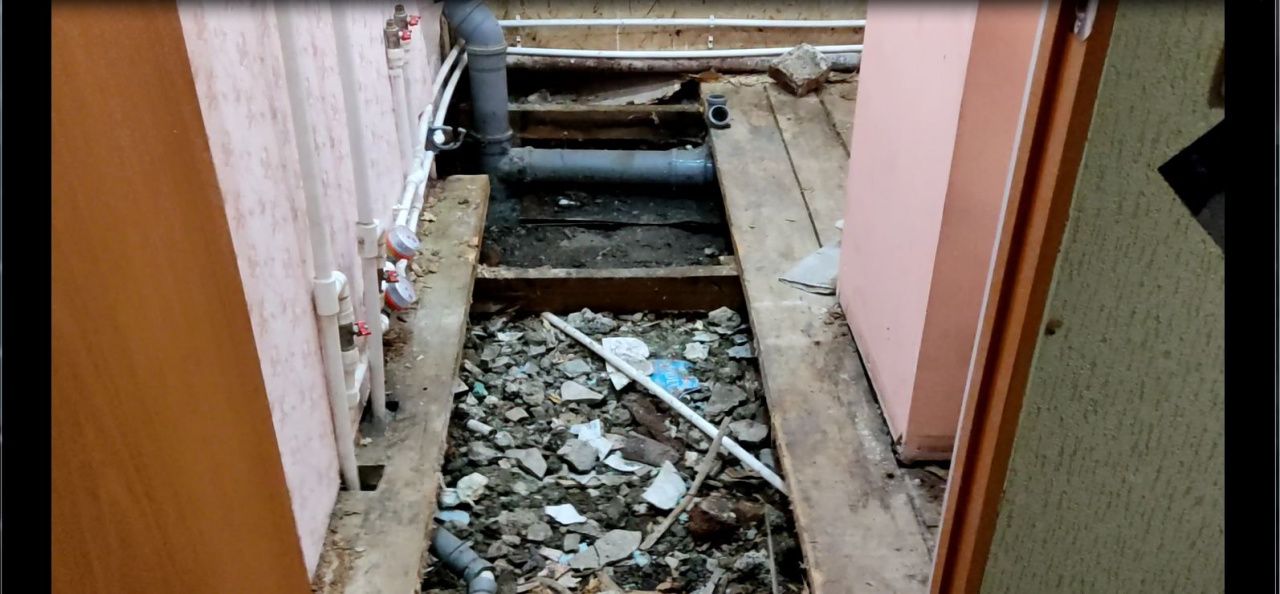 "Сигнал" прочистил канализацию в квартире на улице Парковой. 7 октября жилье серовчан затопило фекалиями