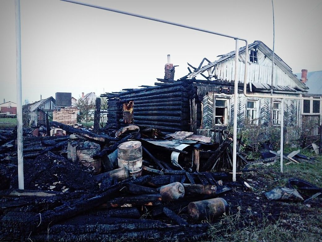 В Волчанске сгорели три частных дома. Люди остались без всего и им нужна  помощь | Происшествия | СеровГлобус.ру