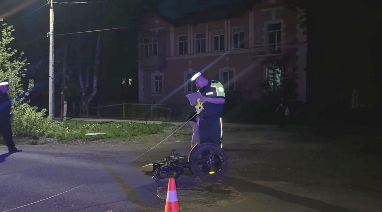 Нетрезвый водитель мопеда наехал на люк и получил штраф