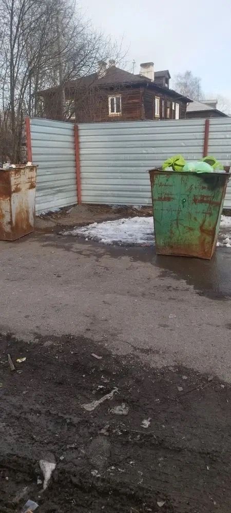 Не дождавшись помощи управляющей компании, серовчане сами прибрались на контейнерной площадке
