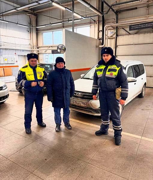 Серовские сотрудники ДПС помогли водителю и пассажиру, у которых заглох автомобиль на трассе в 40-градусный мороз