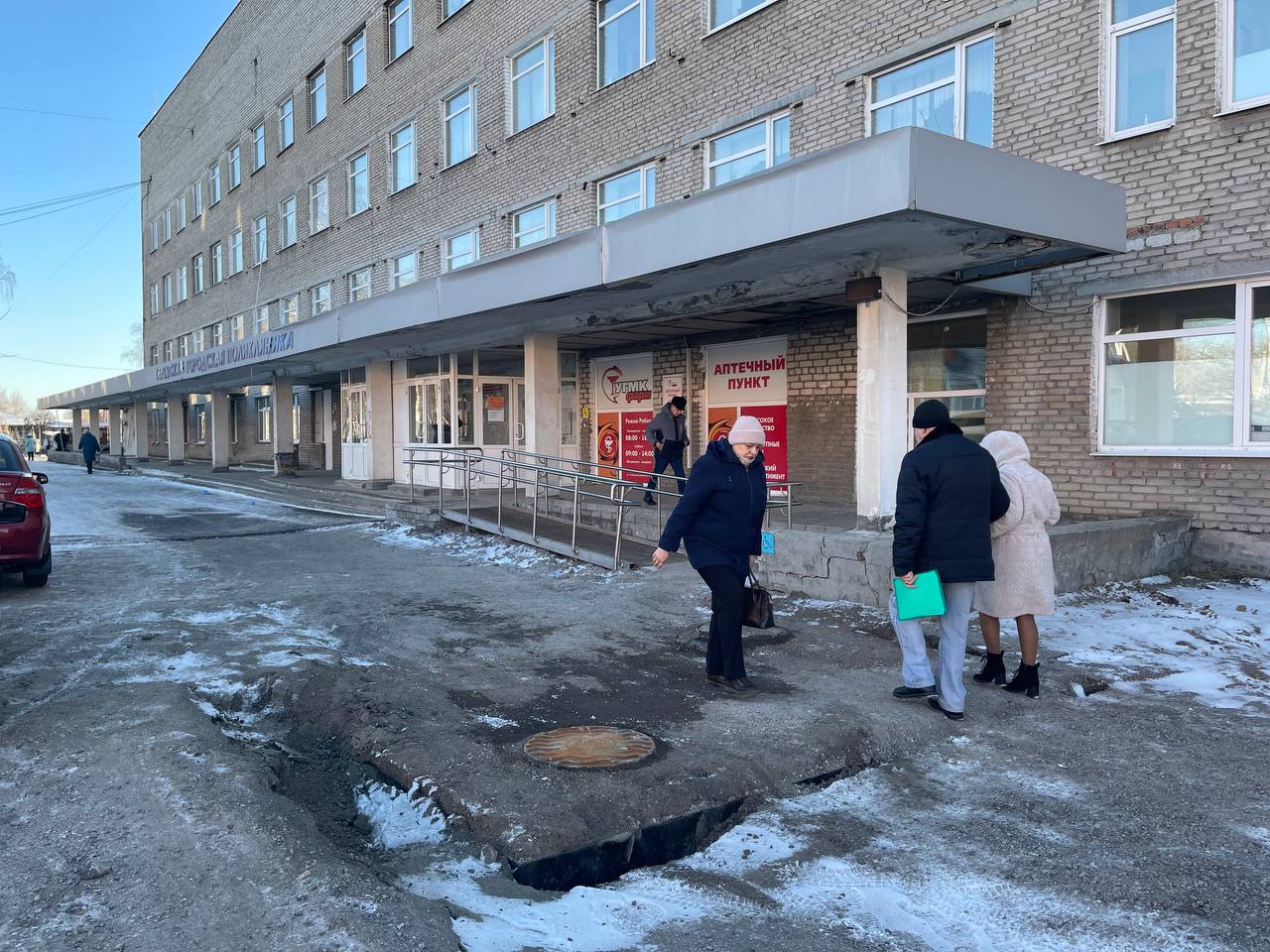 В Серовской поликлинике открыли центральный вход, который был закрыт из-за ремонта теплотрассы