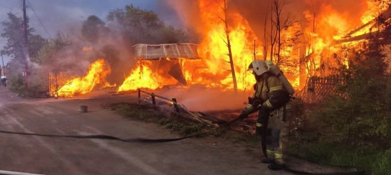 Под Серовом горела сухая трава, а в Филькино - жилой дом