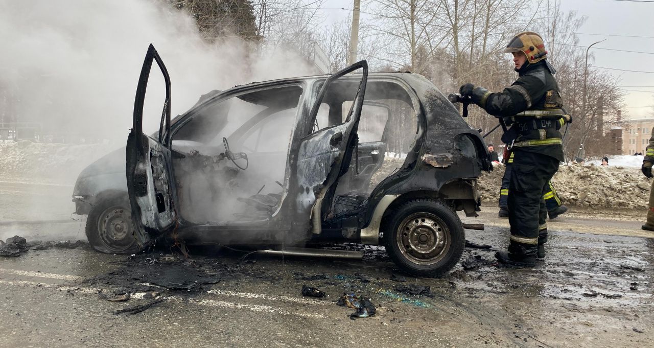 “Только вот успела выскочить”. В Серове прямо на дороге сгорел легковой  автомобиль | Происшествия | СеровГлобус.ру