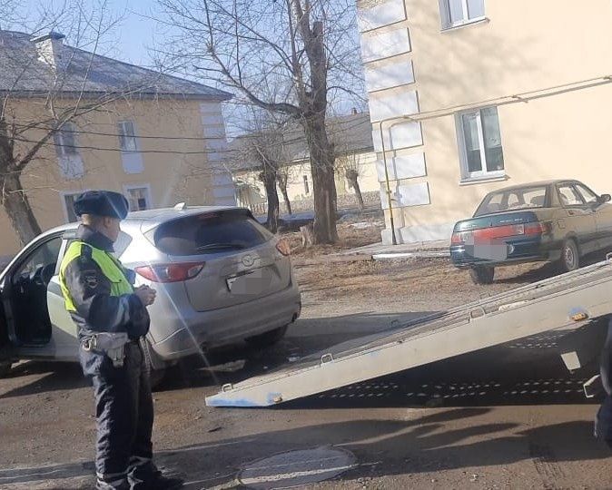 В Серове пьяный мужчина сел за руль, чтобы съездить за добавкой. И попался ДПС