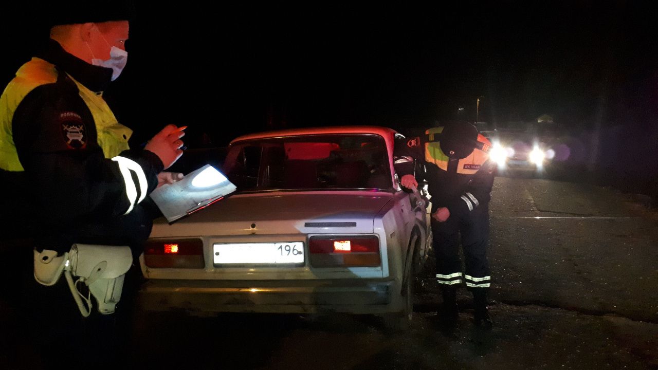 В серовском поселке Ларьковка пьяный водитель наехал на бревна и получил травмы