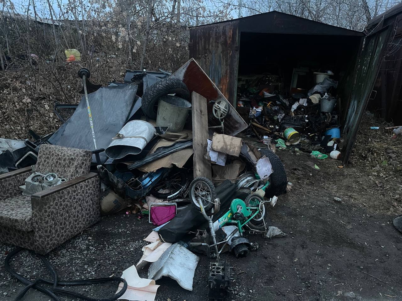 В Серове из-за мусора горел гараж с "пятеркой" внутри